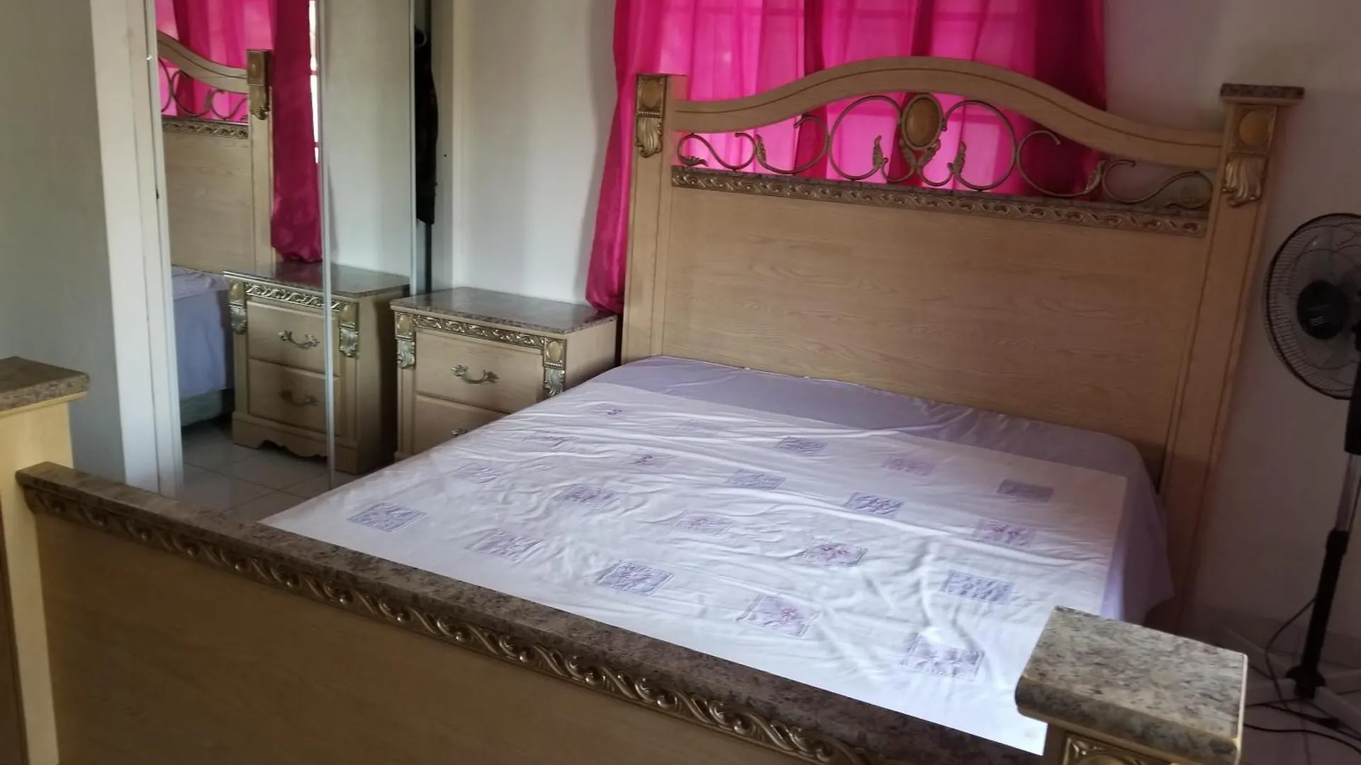 Проживание в семье Diana Place Spanish Town